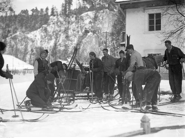 Grupa turystów przygotowuje się do wymarszu na narty. 1935-02 Ojców | Koncern Ilustrowany Kurier Codzienny - Archiwum Ilustracji
