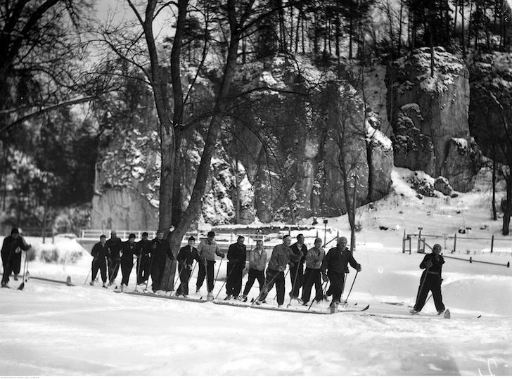 Grupa turystów na nartach. 1935-02 Ojców | Koncern Ilustrowany Kurier Codzienny - Archiwum Ilustracji
